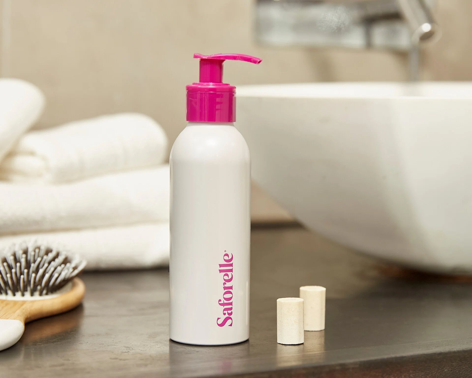 Flacon Saforelle Essential recharge avec pompe dans salle de bain, hygiène intime