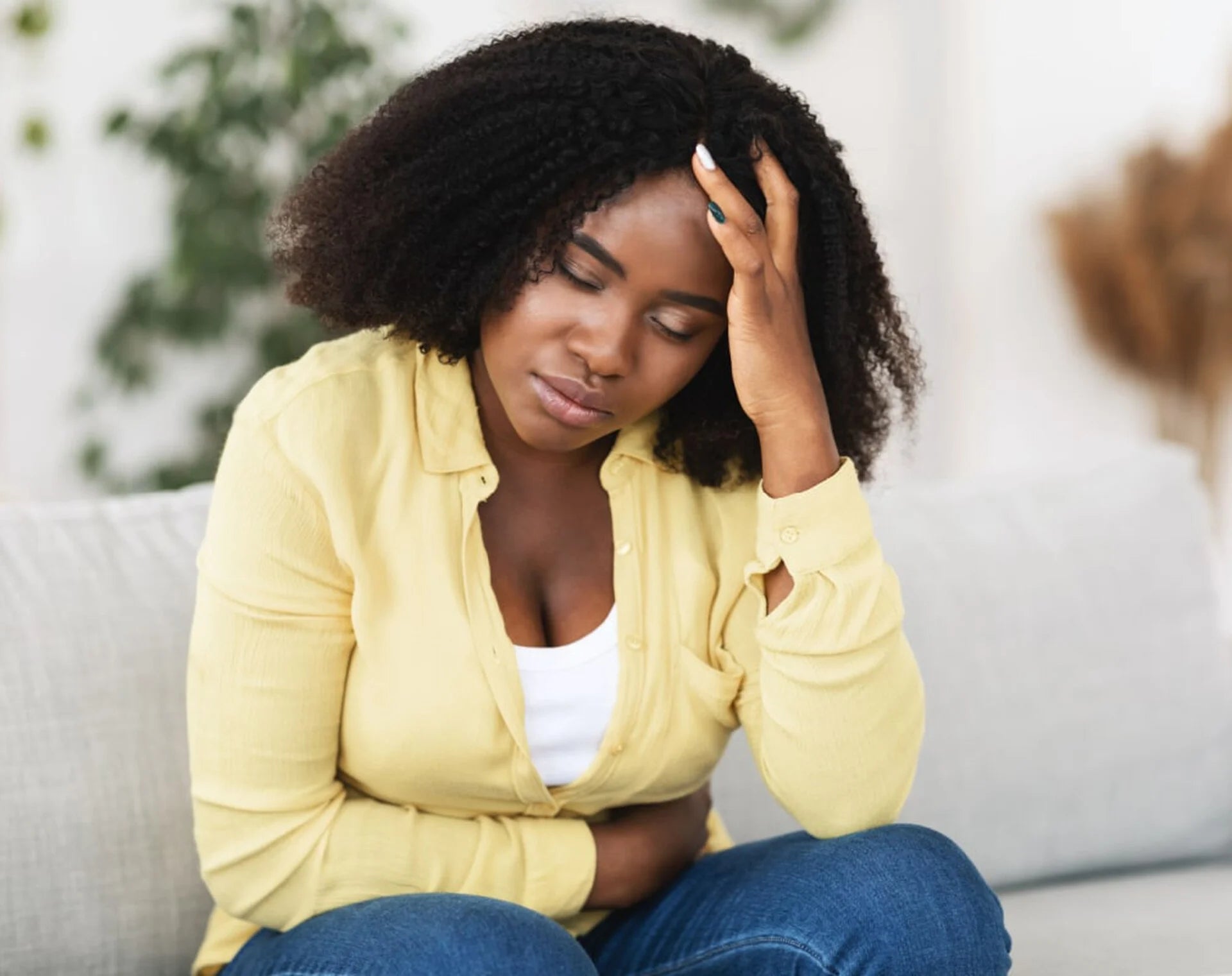 Femme assise tenant son ventre inconfort intime douleur de règles
