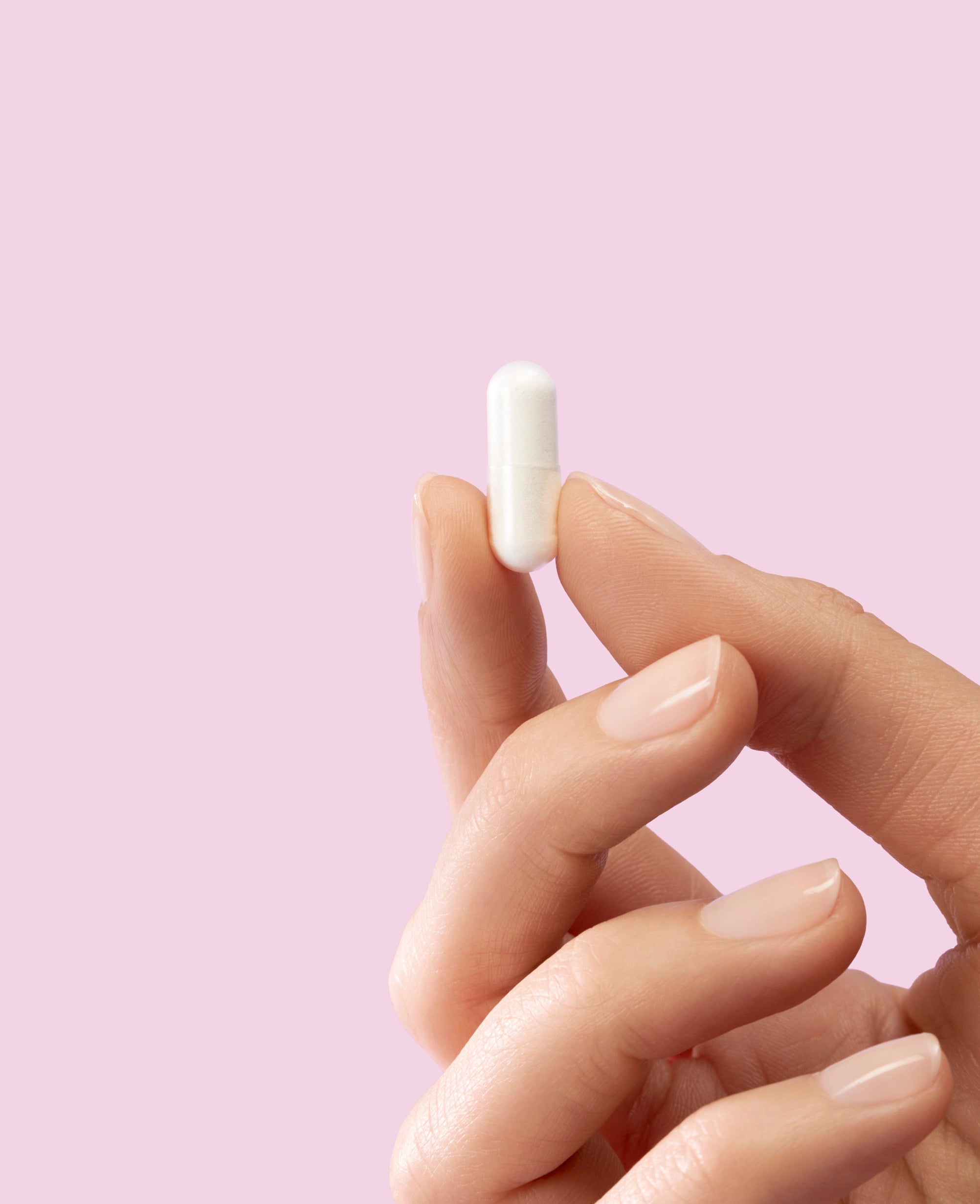 Main tenant complément alimentaire blanc élasticité peau capsule