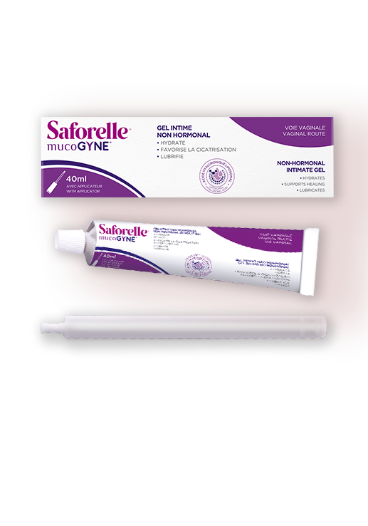 Tube et packaging gel intime Saforelle Mucogyne sur meuble pour confort intime

