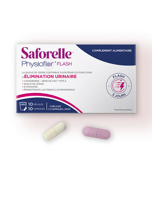 Boîte Saforelle Physioflor Flash avec un verre d’eau et comprimés sur une table, complément alimentaire pour le confort urinaire