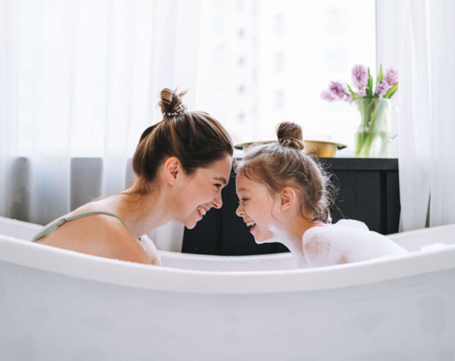 Mère et petite fille dans le bain, toilette hygiène intime enfant 