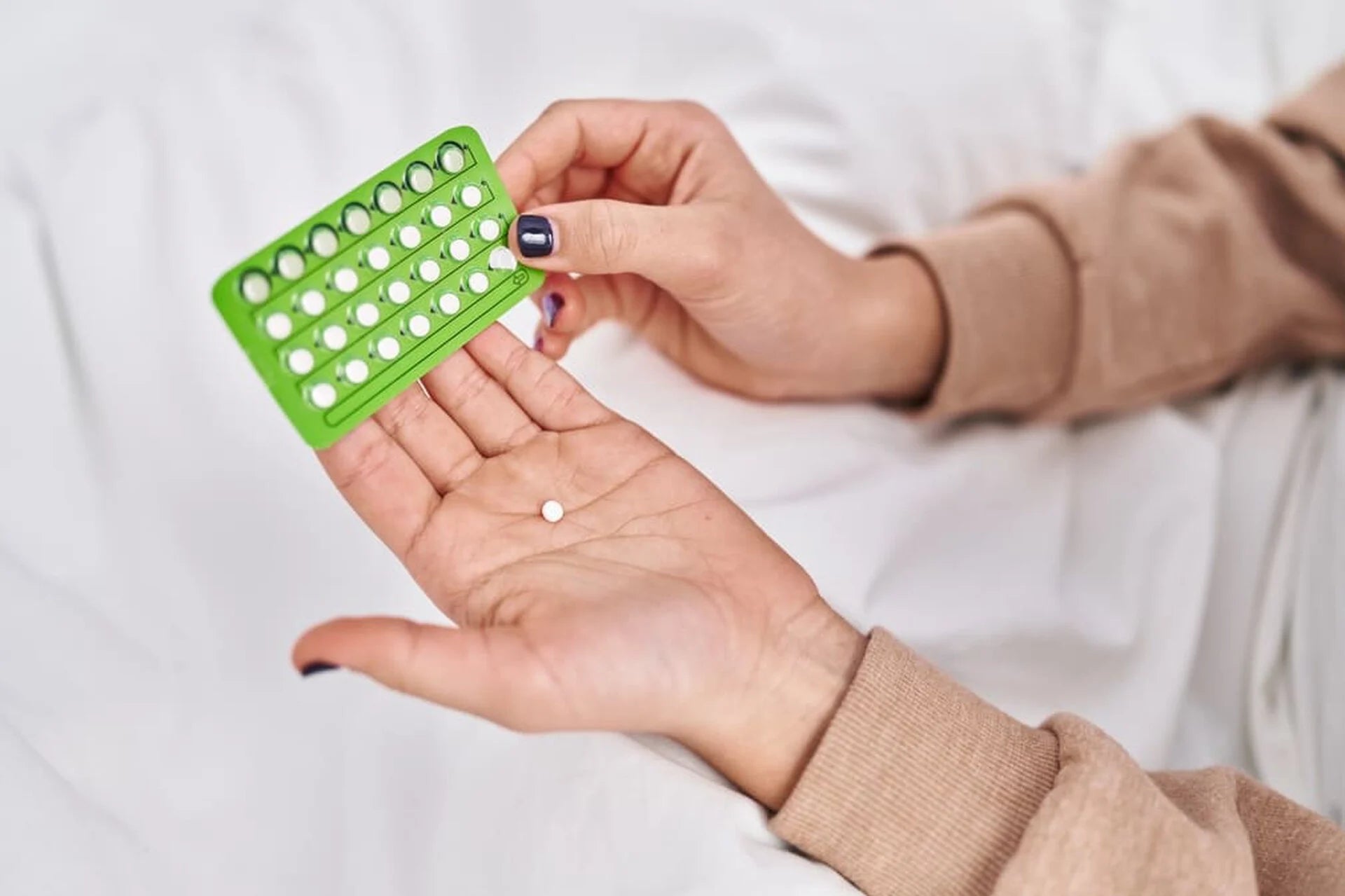 Plaquette de pilule contraceptive et comprimé dans la main contraception santé femmes