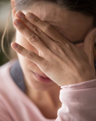 Femme stressée main sur le visage impact cycle menstruel 