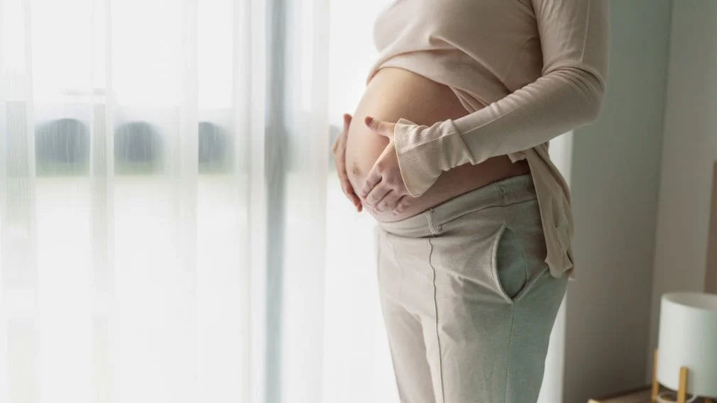 Femme enceinte tenant son ventre, traitement mycose vaginale grossesse 