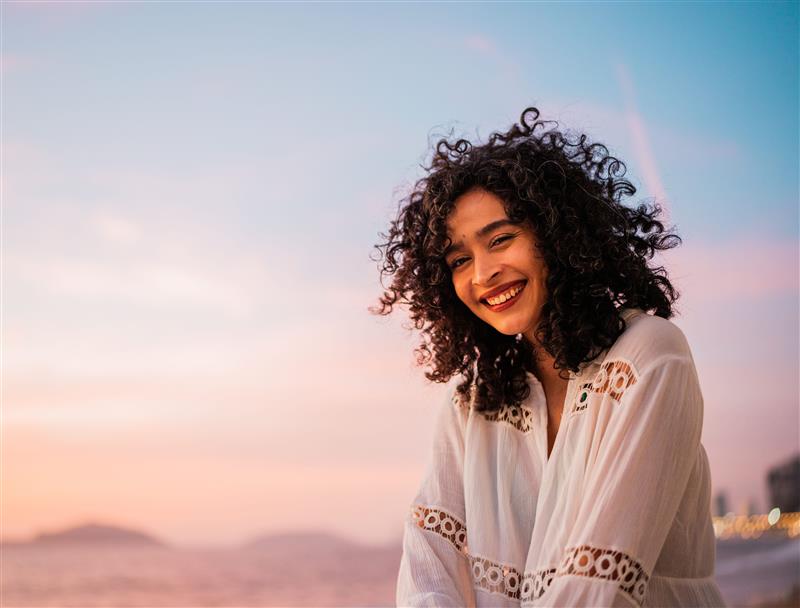 Femme souriante en extérieur bien-être et sérénité