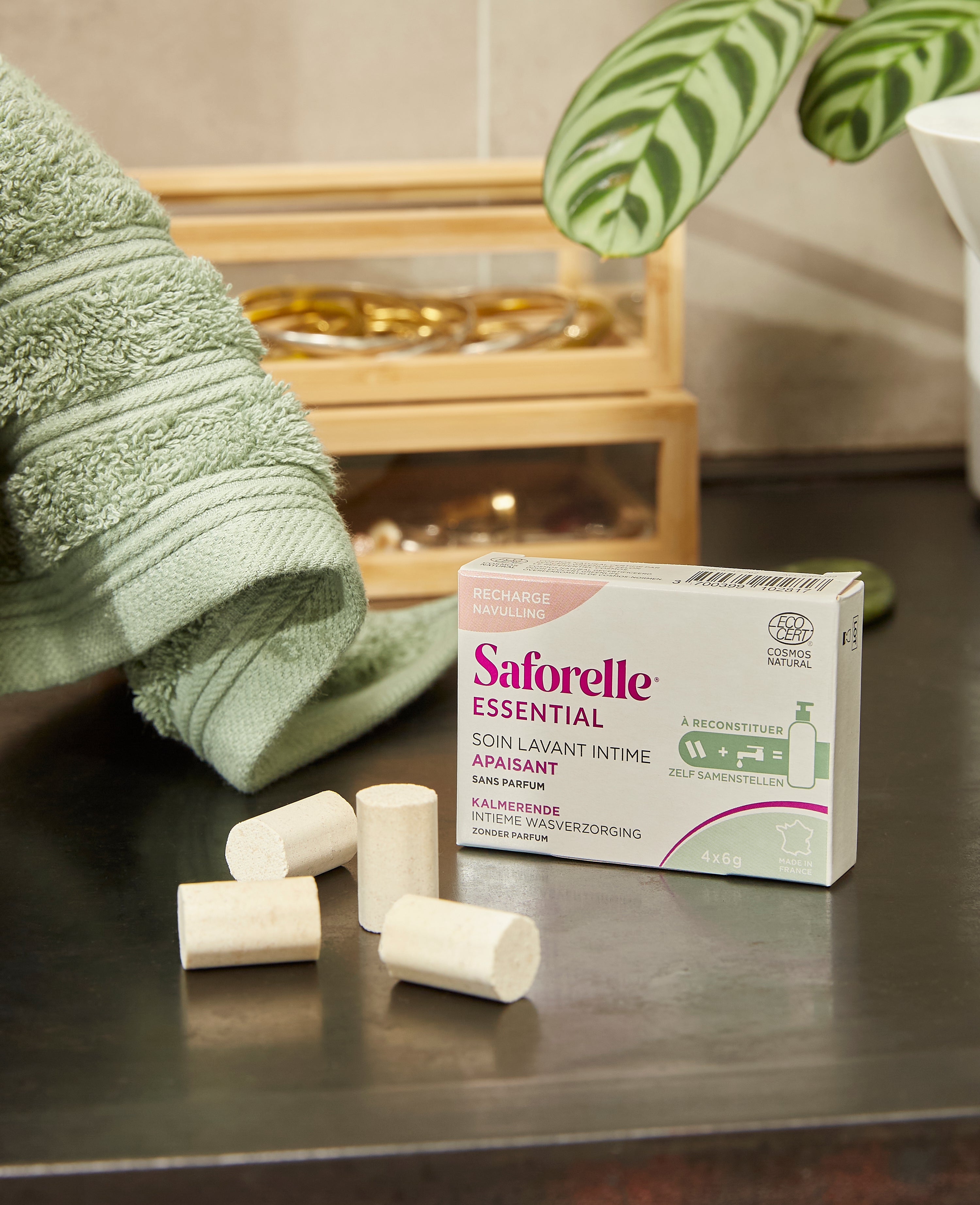 Boîte Saforelle Essential soin lavant  avec recharges solides 4x6g. Apaise l&
