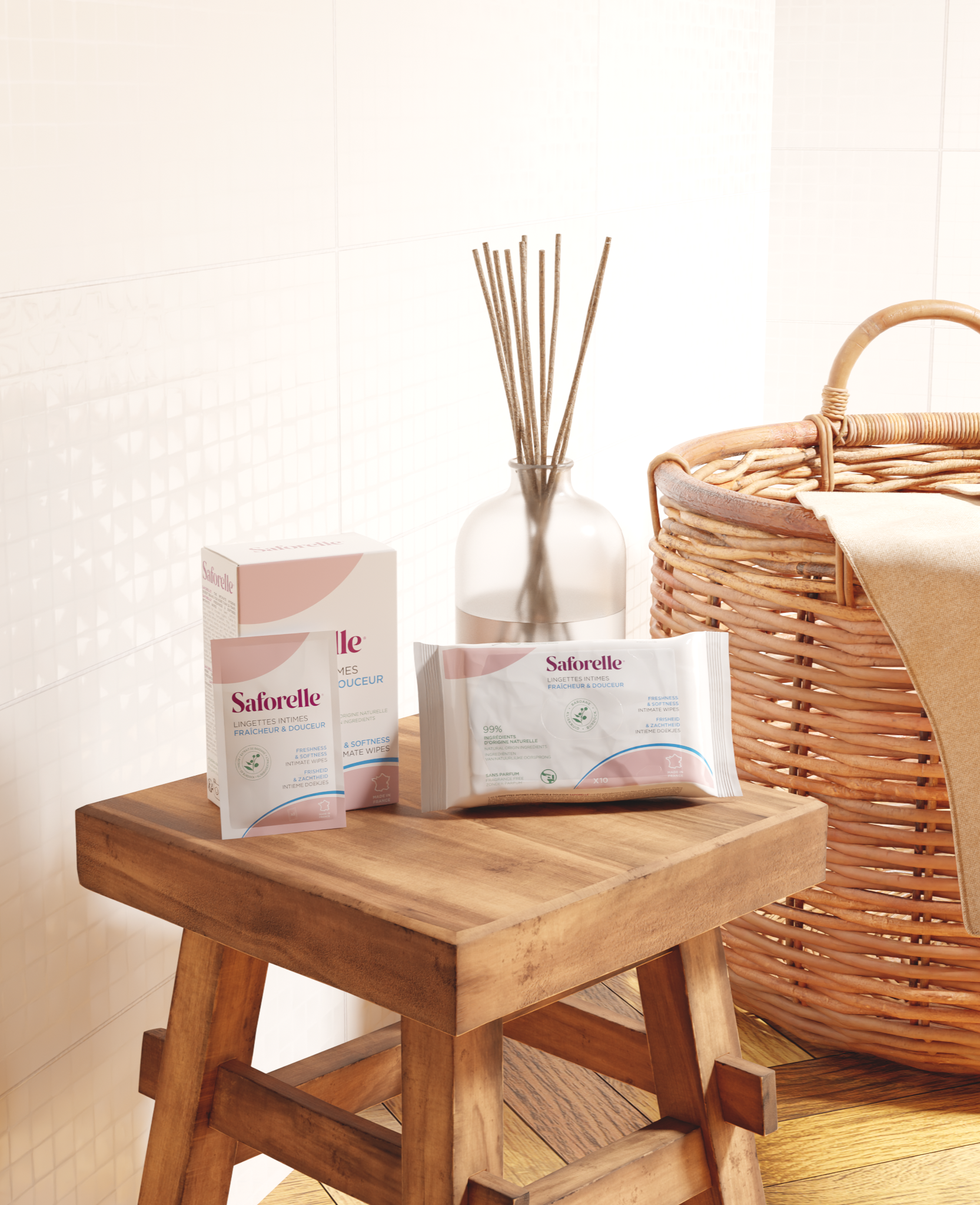 Packaging et lingettes Saforelle intime sur tabouret pour toilette intime