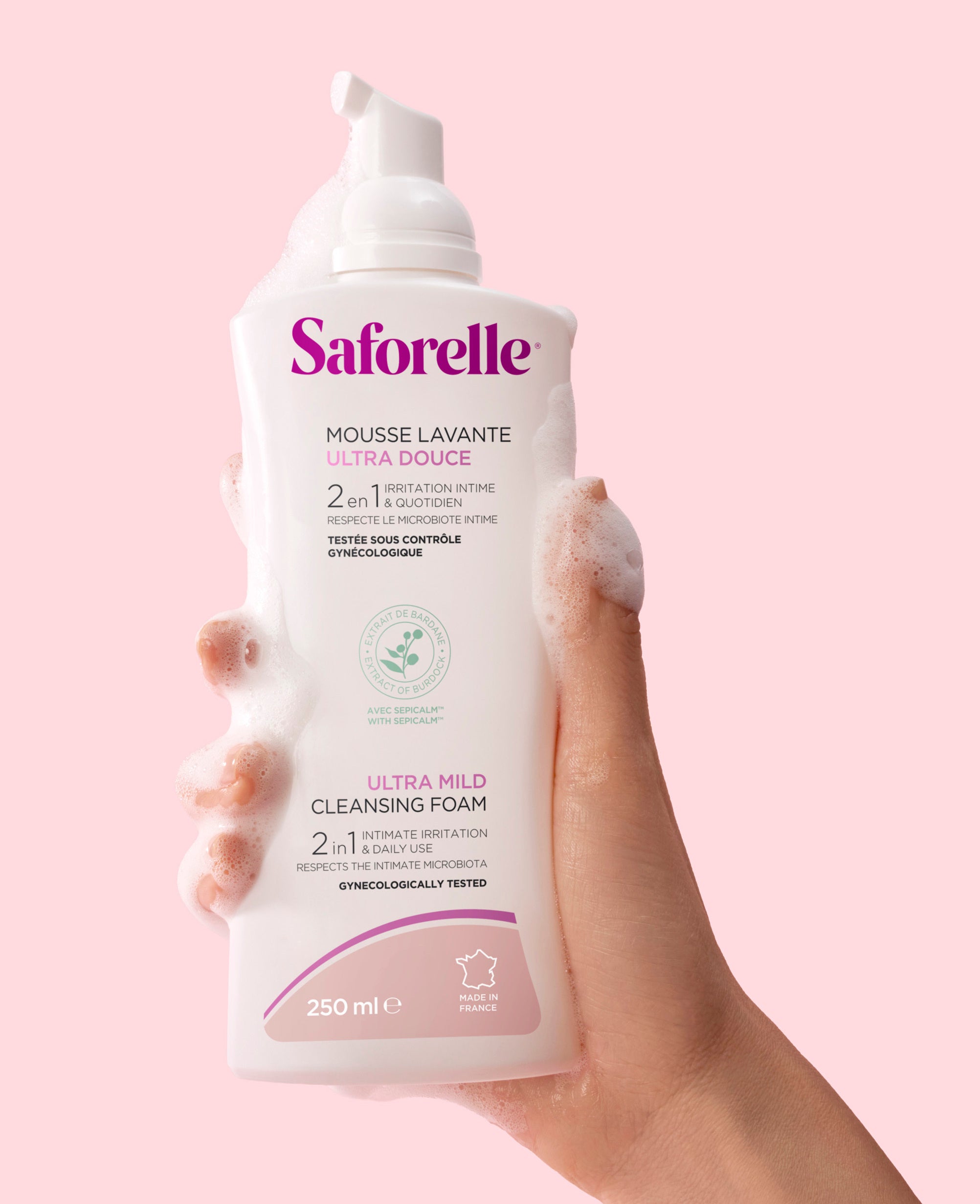 Main tenant nettoyant mousse Saforelle pour peaux sensibles