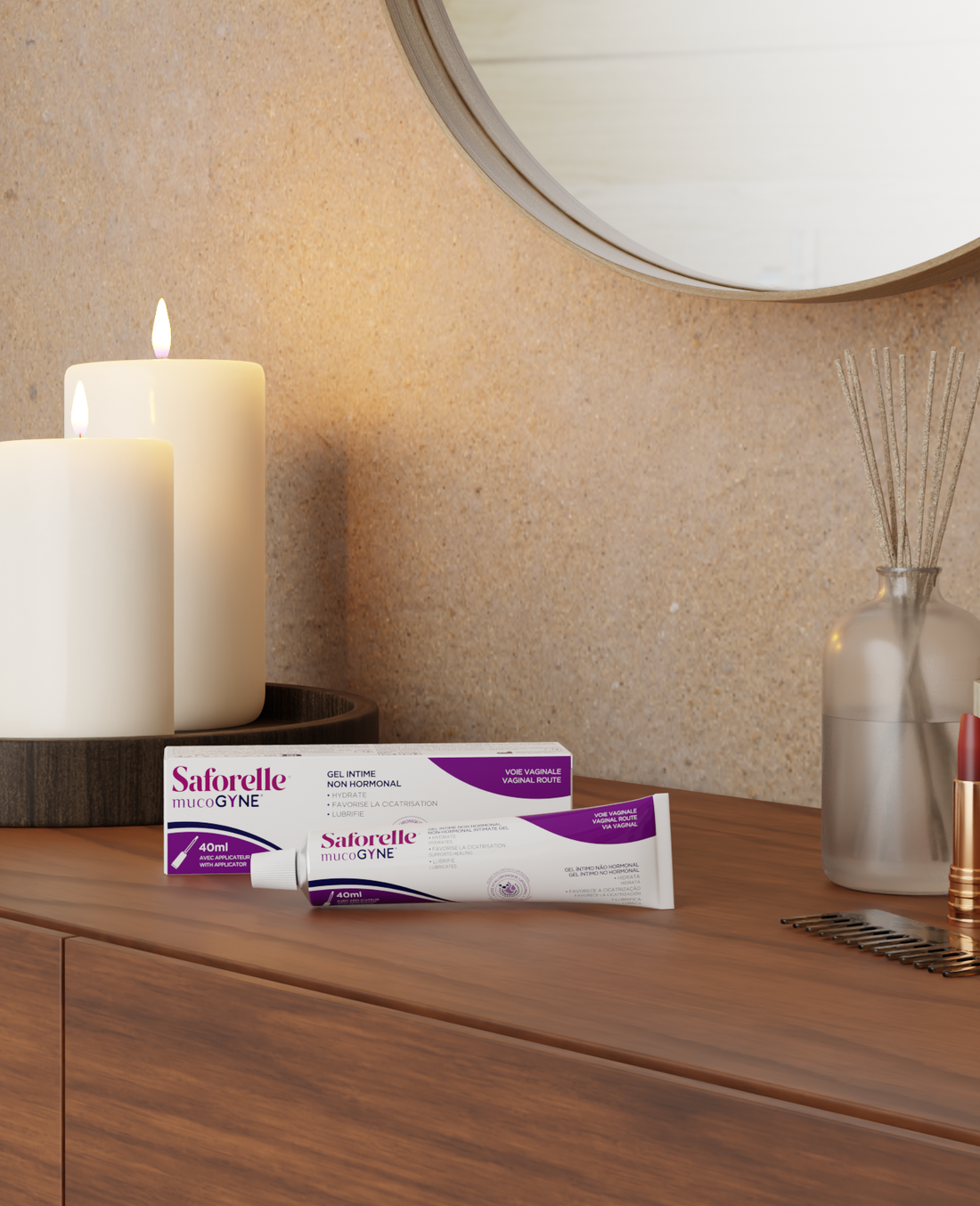 Tube et packaging gel intime Saforelle Mucogyne sur meuble pour confort intime
