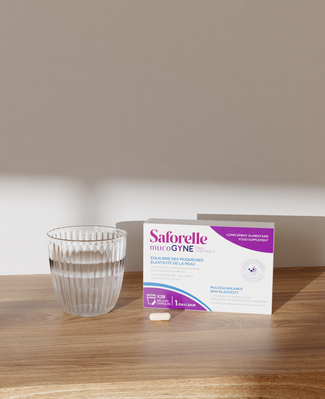 Packaging Saforelle Mucogyne voie orale avec verre et une gélule sur table pour muqueuse normale