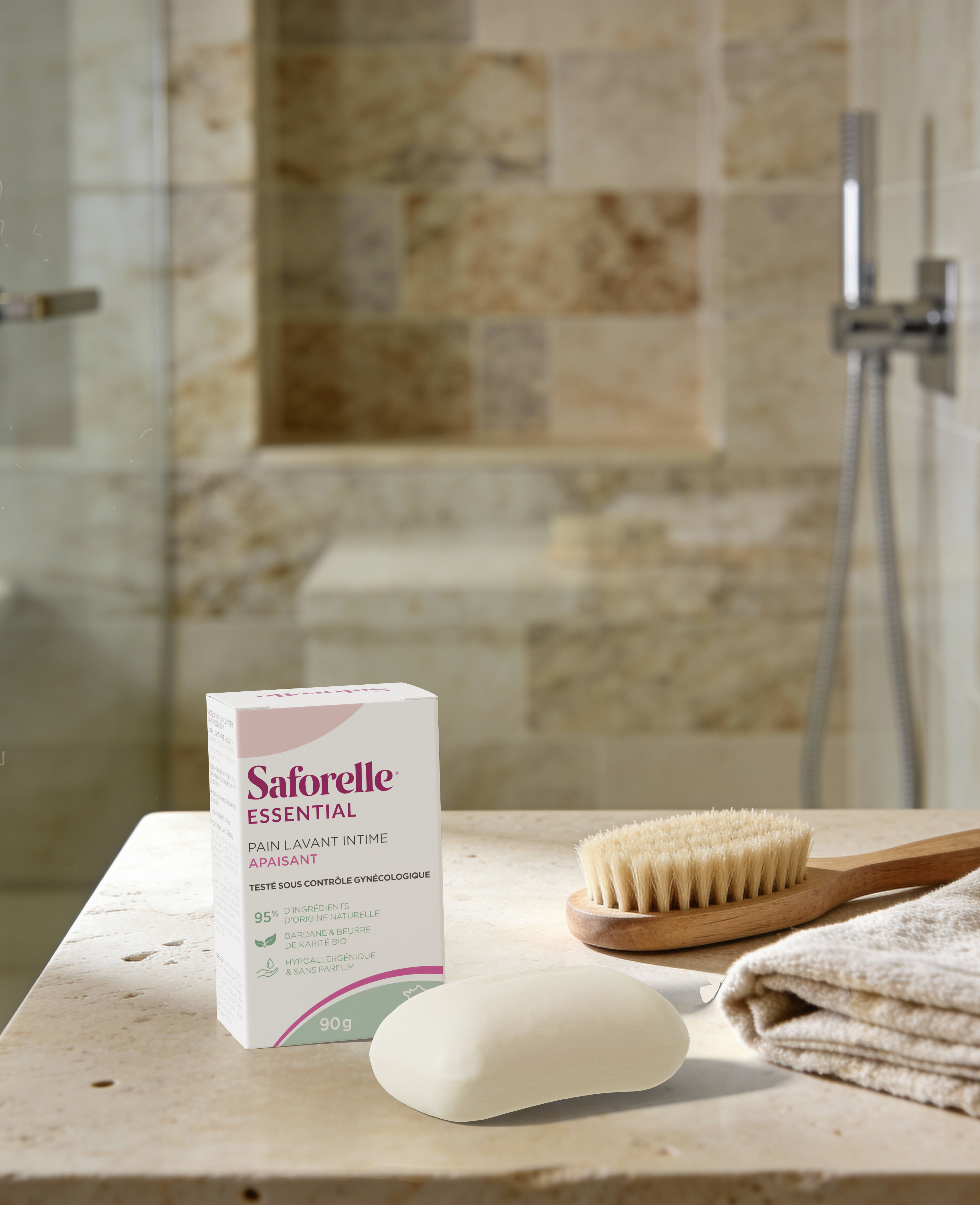 Savon intime Saforelle Essential et packaging avec accessoires salle de bain