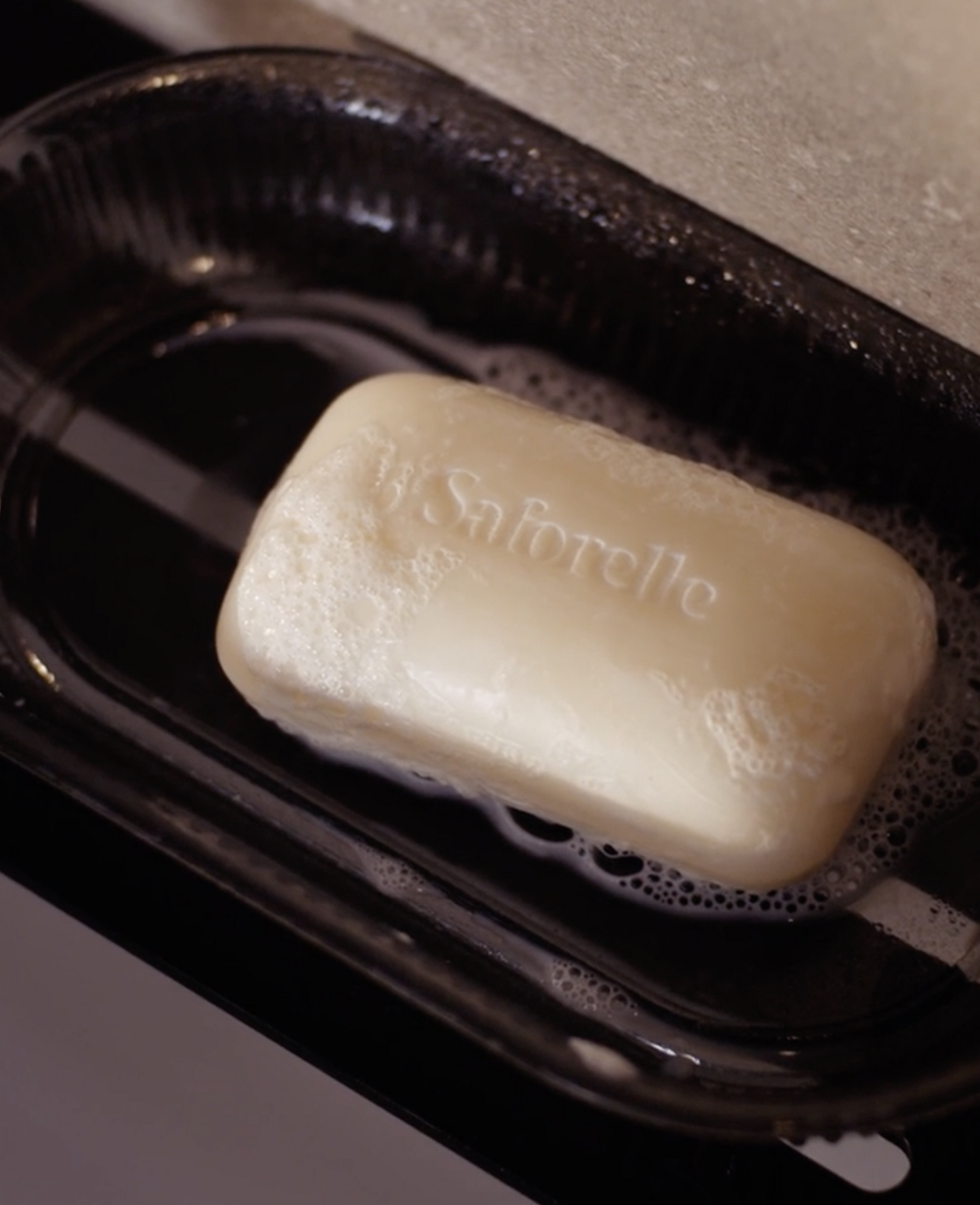 Savon Saforelle moussant dans porte savon hygiène intime