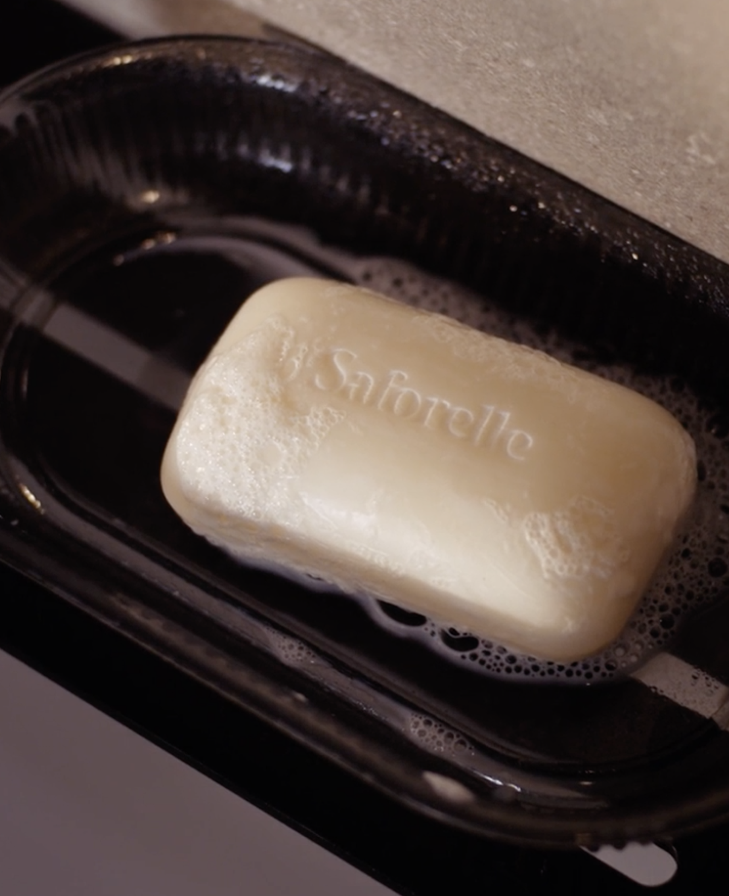 Savon Saforelle moussant dans porte savon hygiène intime