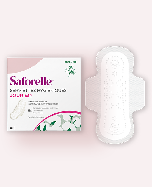 Boîte Saforelle de serviettes hygiéniques jour avec serviette à côté, protection intime