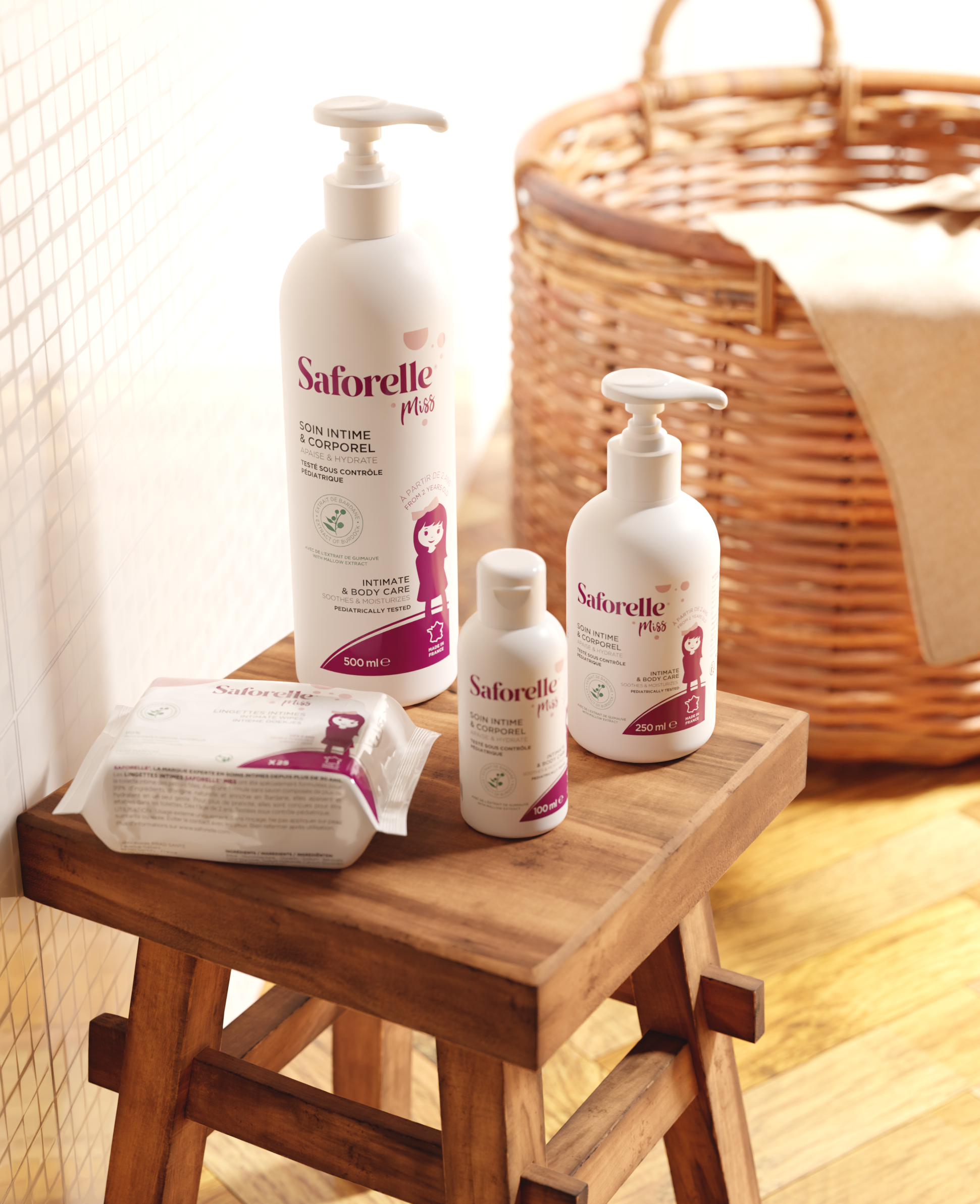 Saforelle Miss flacons et lingettes soins intimes enfant sur tabouret bois