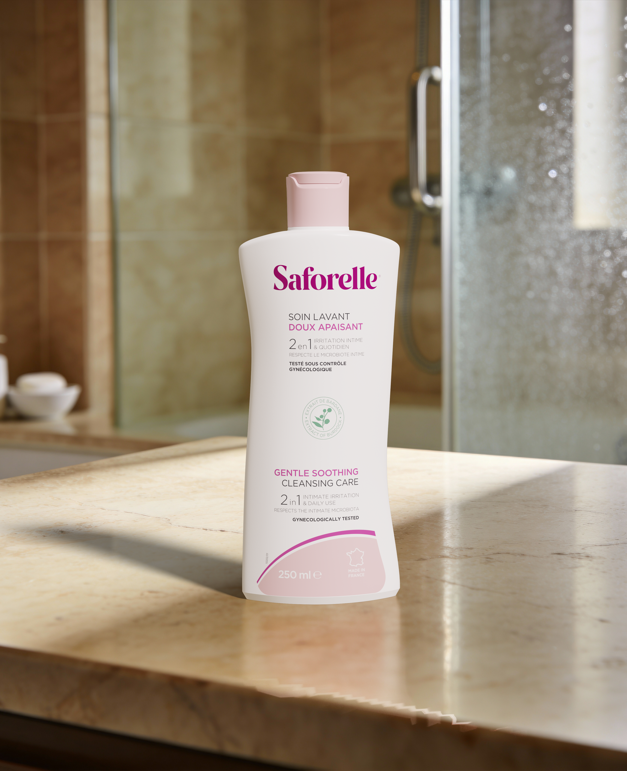 Flacon lavant intime doux dans salle de bain pour toilette intime