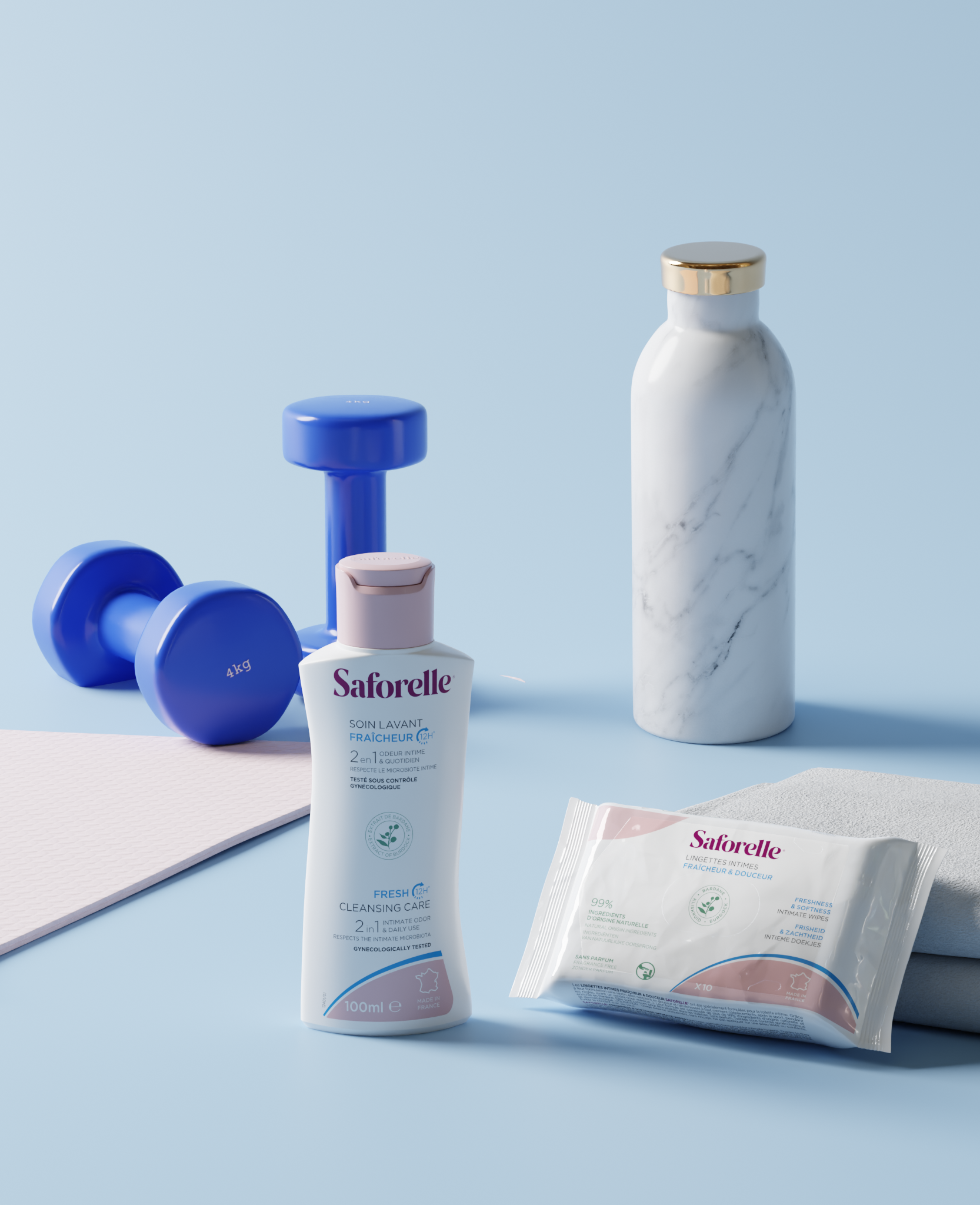 Flacon et lingettes Saforelle fraîcheur à côté accessoires sport, odeurs intimes