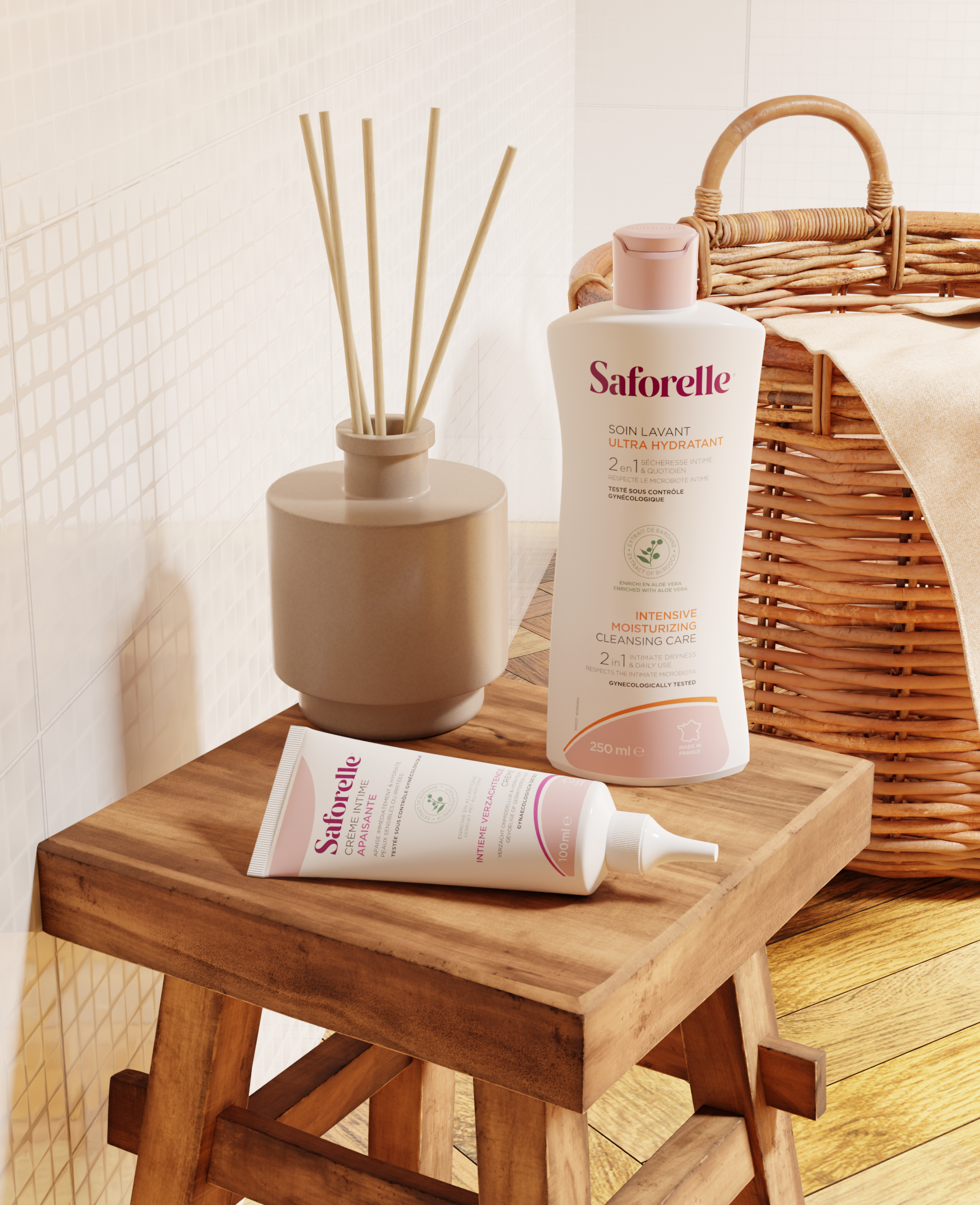 Flacon et tube saforelle sur tabouret pour hydratation et toilette quotidienne