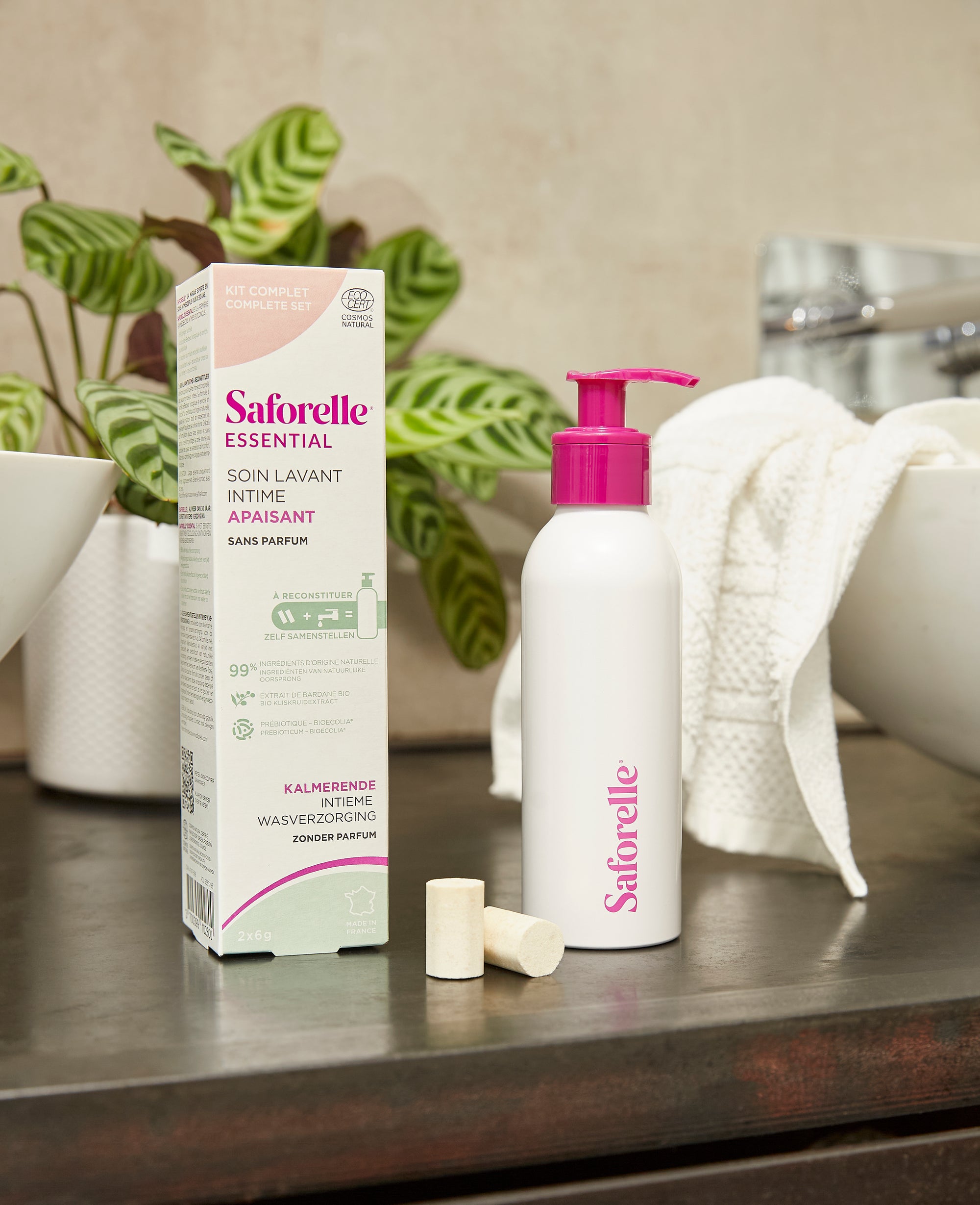 Kit complet Saforelle Essential avec soin lavant intime apaisant, flacon rechargeable et recharge pour l&